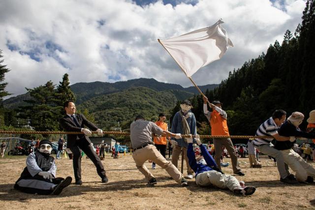 قرية بلا أطفال تستعين بالدمى لتعويض غياب الصغار 