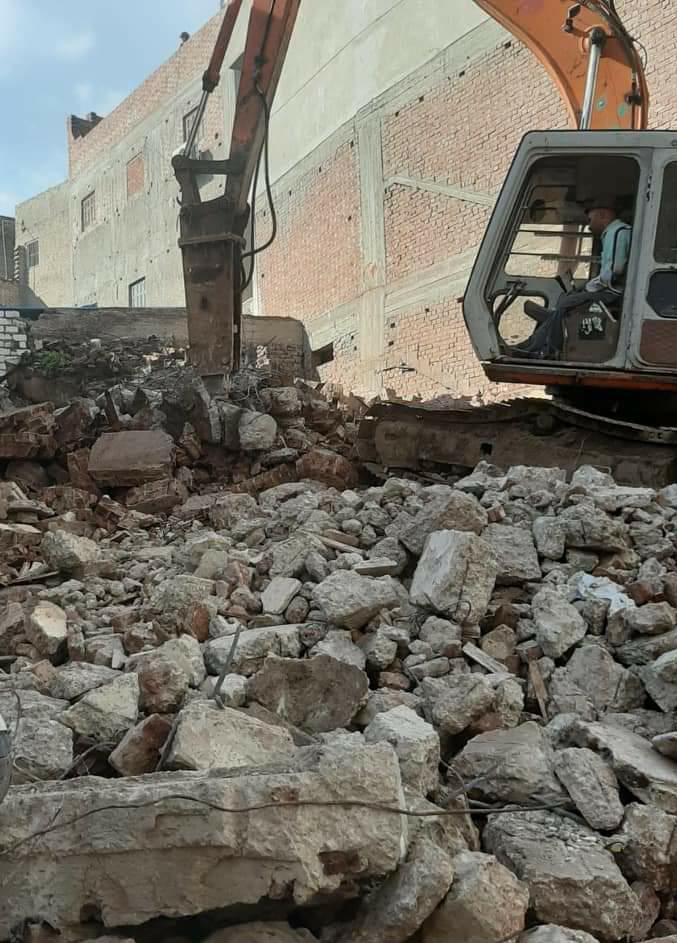 إزالة عقار مائل بأدكو لخطورته الداهمة على المواطنين.صور