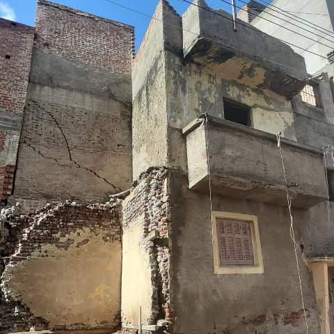 إزالة عقار مائل بأدكو لخطورته الداهمة على المواطنين.صور