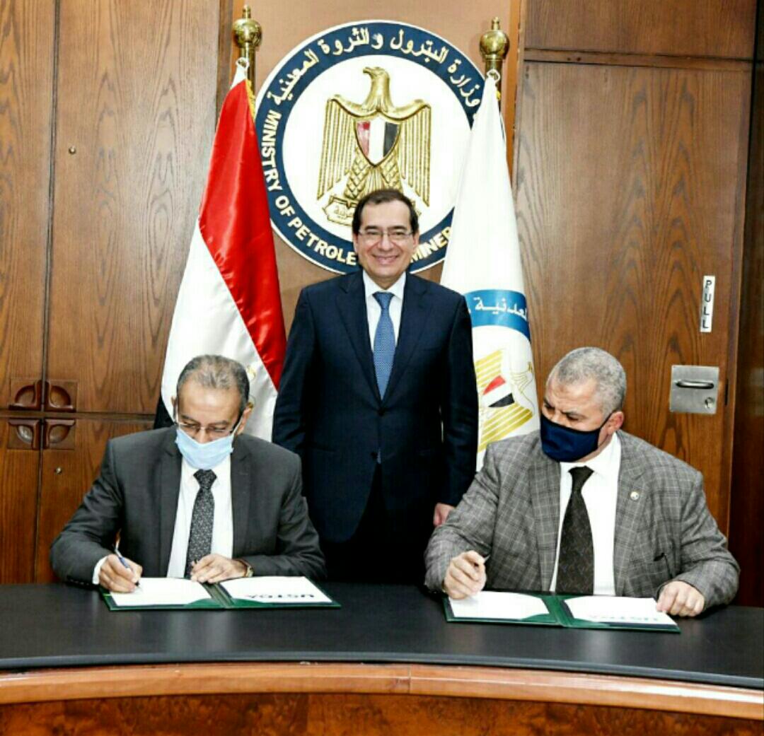 وزير البترول طارق الملا يشهد توقيع اﻹتفاقتين 