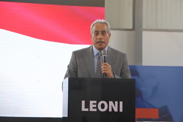 شحاتة يكرم عمال بـ 