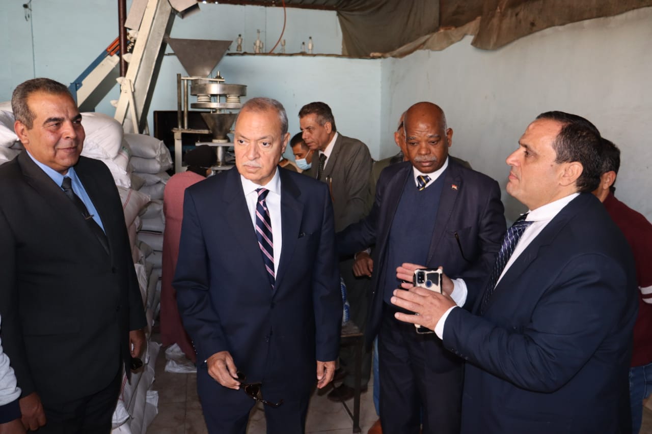 الهجان يتفقد مشروعات ومصانع ومنافذ بيع المنتجات الغذائية بطوخ