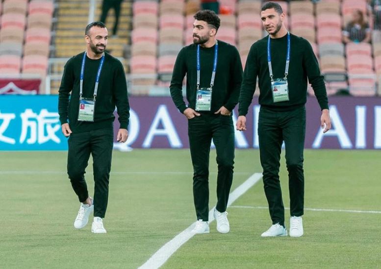 لاعبو الاهلى يتفقدون ارضية الملعب قيل مواجهة فلومنينسي 