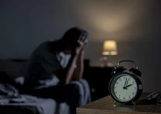 الإضاءة وتأثيرها على النوم .. كيف يضبط الضوء الساعة البيولوجية للجسم؟ 