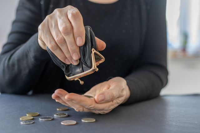 مَن المُلزم بنفقة العاجز عن الكسب؟ 