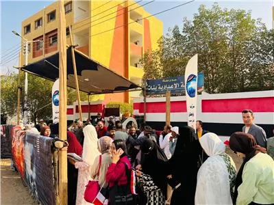 توافد المواطنين على لجان الانتخاب في الساعات الأولى من اليوم الأخير من انتخابات النواب 