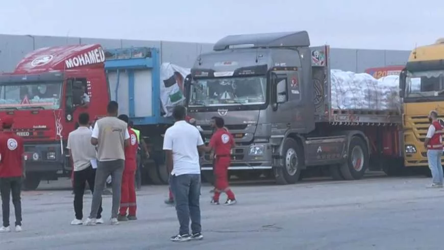 مصر تدفع قافلة مساعدات ضخمة إلى غزة لتخفيف آثار الأمطار الغزيرة 