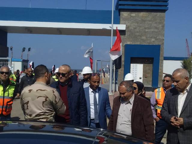 عبدالمطلب يتفقد الأعمال النهائية بمحطة تحلية مياه البحر بمدينة شرق بورسعيد
