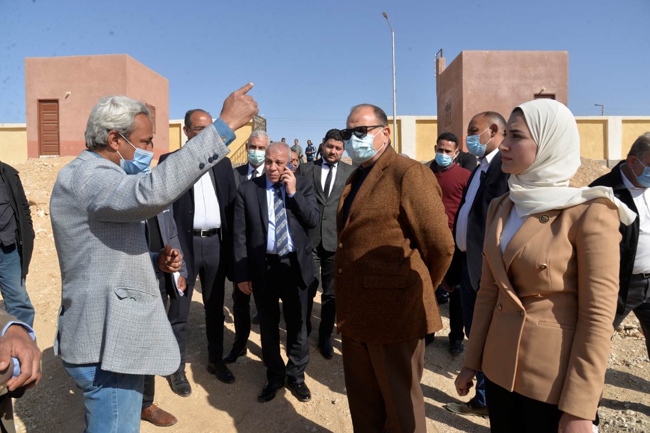 محافظ أسيوط ورئيس هيئة تنمية الصعيد يتفقدان مجزر الماشية والسوق العمومي بالكوم الأحمر ..صور