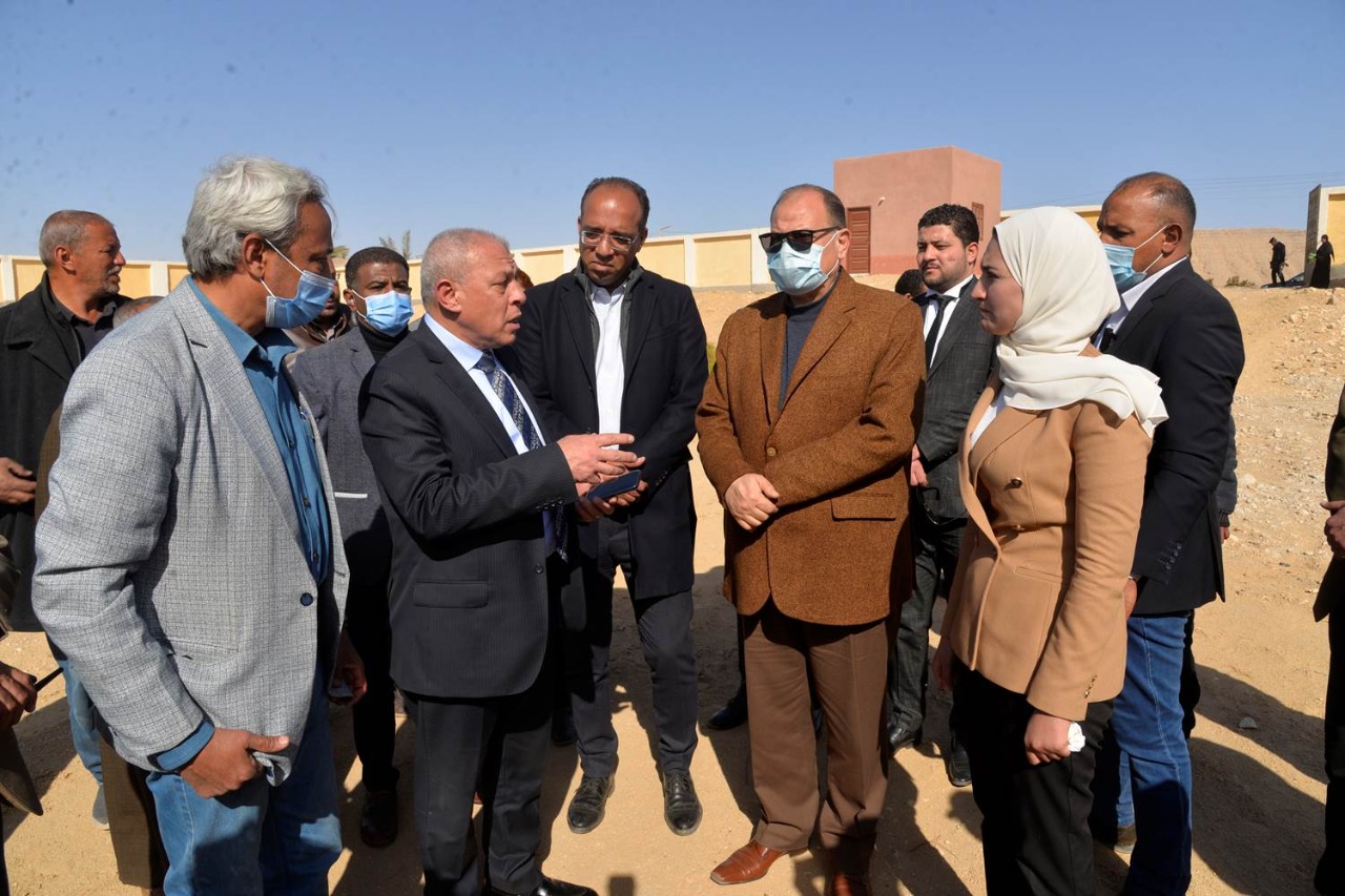 محافظ أسيوط ورئيس هيئة تنمية الصعيد يتفقدان مجزر الماشية والسوق العمومي بالكوم الأحمر ..صور