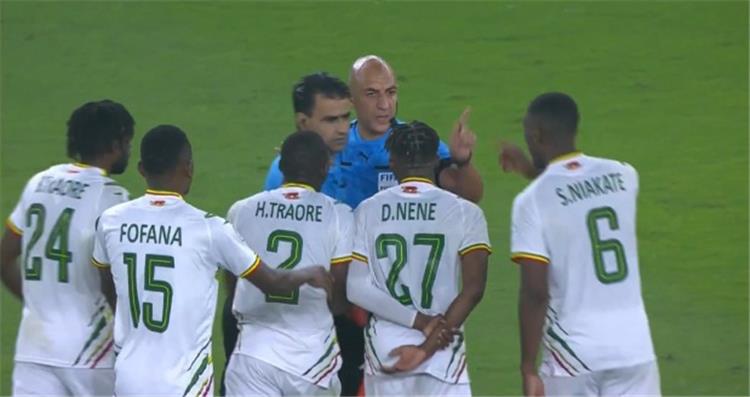 عقوبات على منتخب مالي بسبب الاعتداء على الحكم محمد عادل