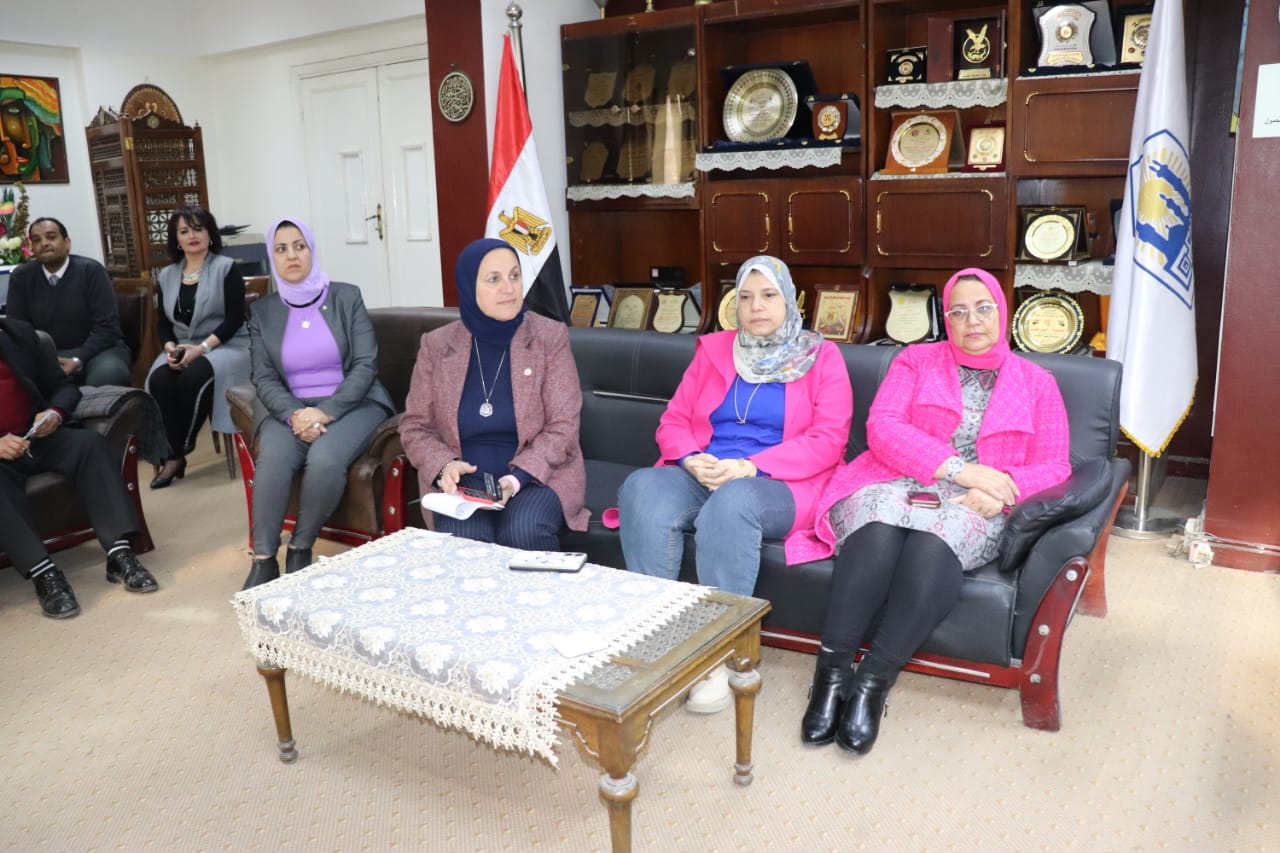 مدير تعليم القاهرة يجتمع بخريجي المبادرة الرئاسية الف مدير مدرسة