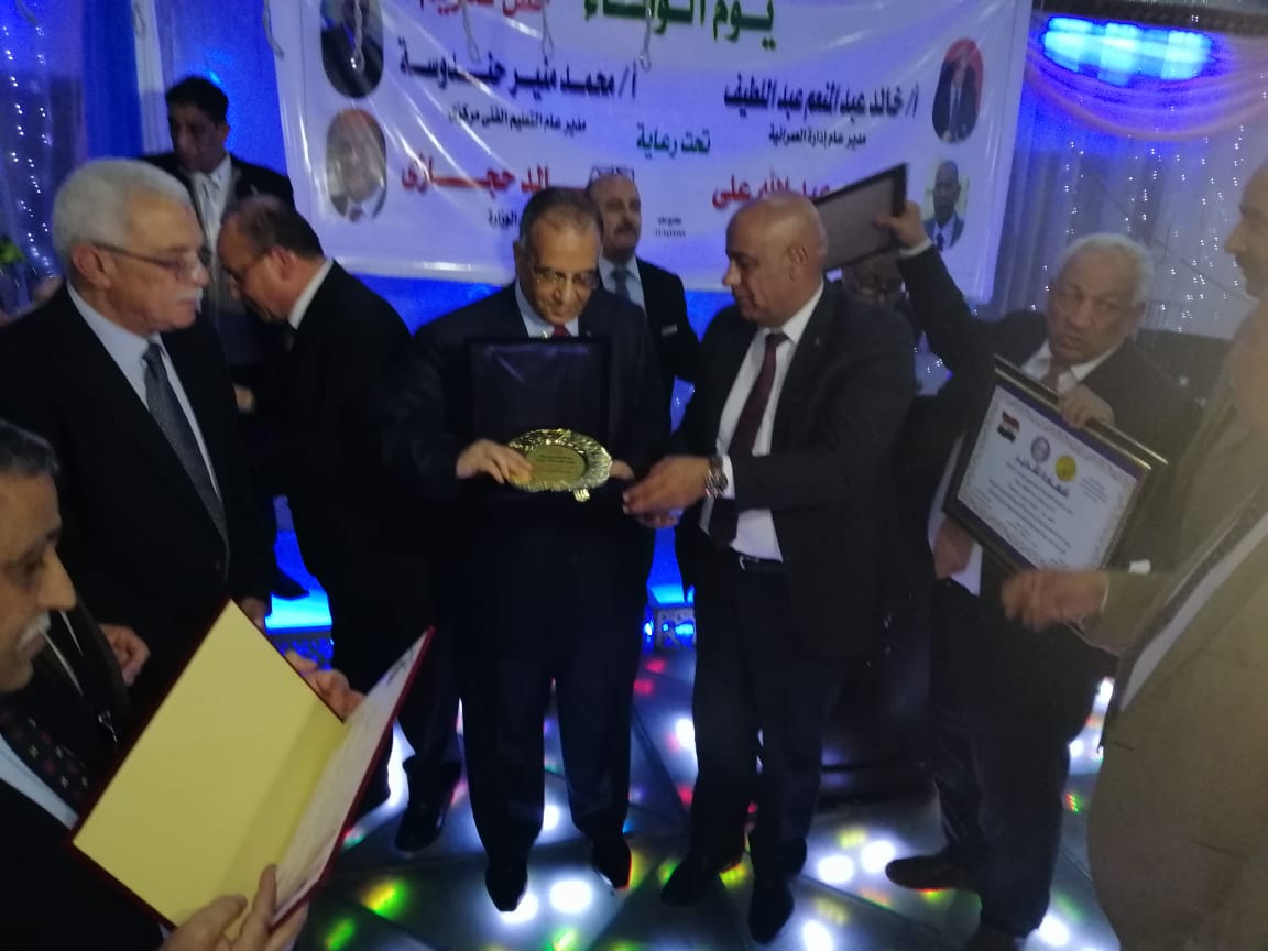 تعليم الجيزة تكرم القيادات المحالين للمعاش فى يوم الوفاء 