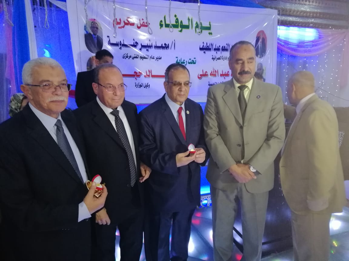 تعليم الجيزة تكرم القيادات المحالين للمعاش فى يوم الوفاء 