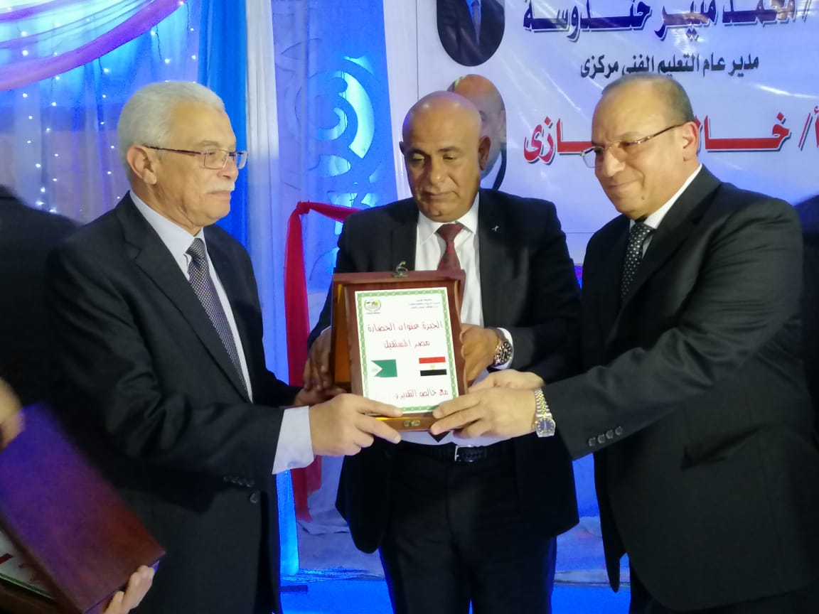 تعليم الجيزة تكرم القيادات المحالين للمعاش فى يوم الوفاء 