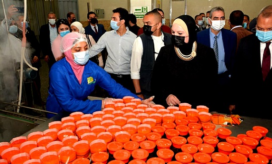 وزيرة التجارة والصناعة ومحافظ القليوبية يتابعان منتجات أحد المصانع 