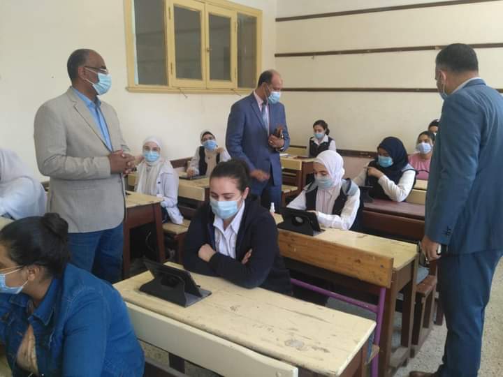  أبوزيد ومصطفى يتابعان سير الامتحان التجريبي لطلاب الثانوية العامة بسوهاج..صور