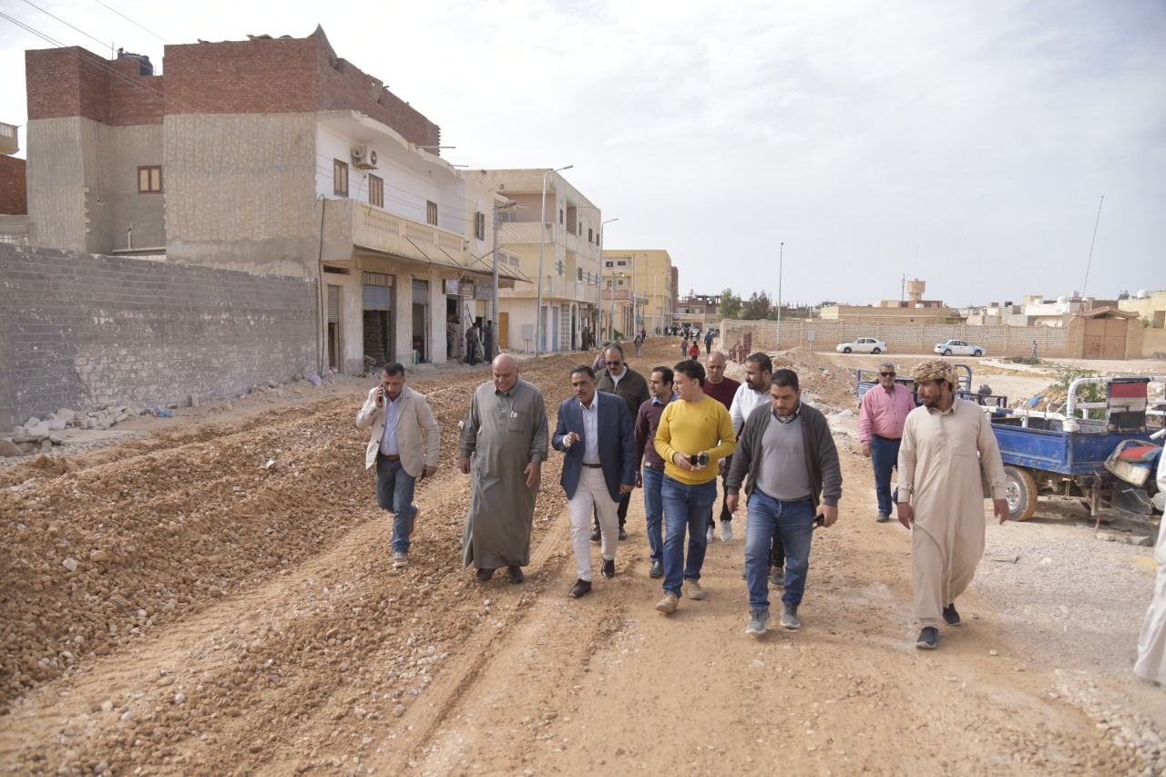 جولة ميدانية لمحافظ مطروح لمتابعة تنفيذ البنية التحتية بالشوارع 