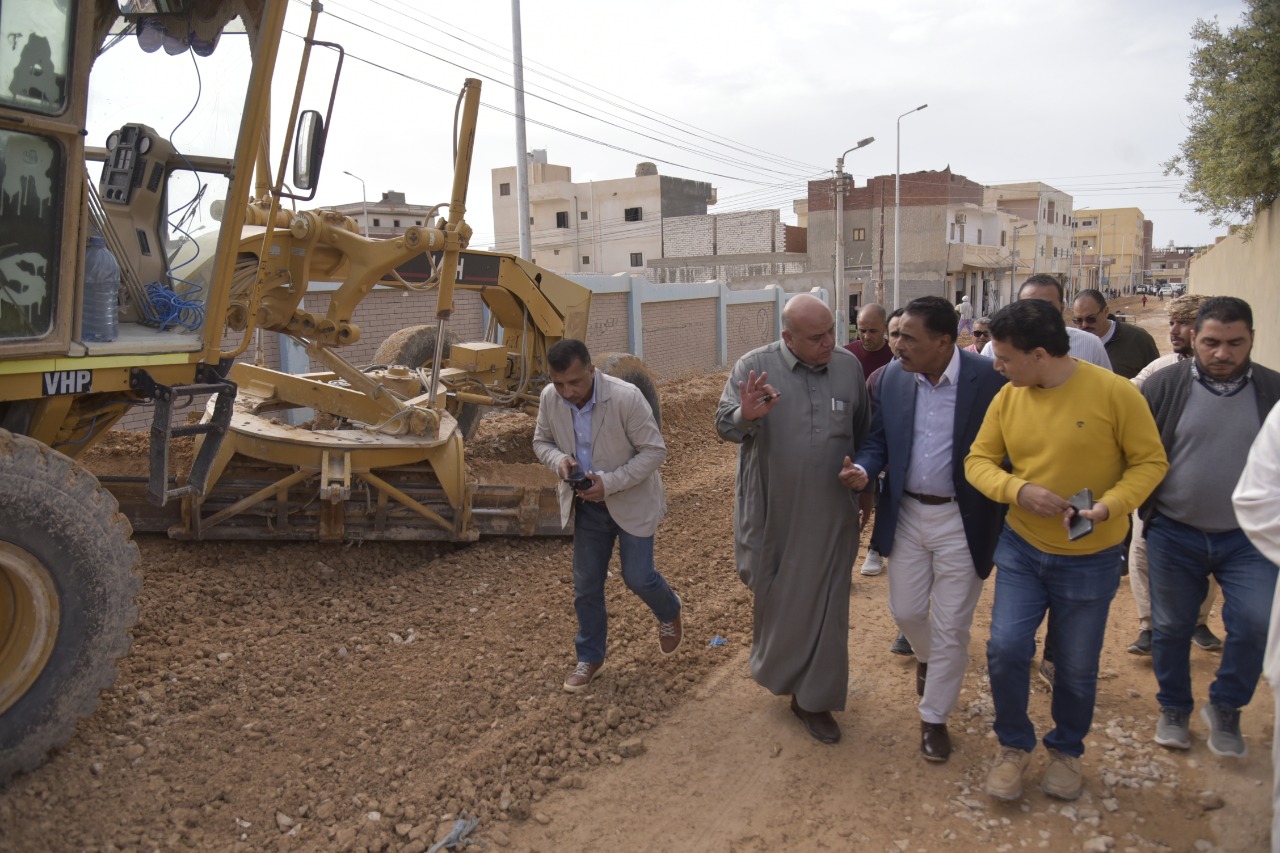 جولة ميدانية لمحافظ مطروح لمتابعة تنفيذ البنية التحتية بالشوارع 