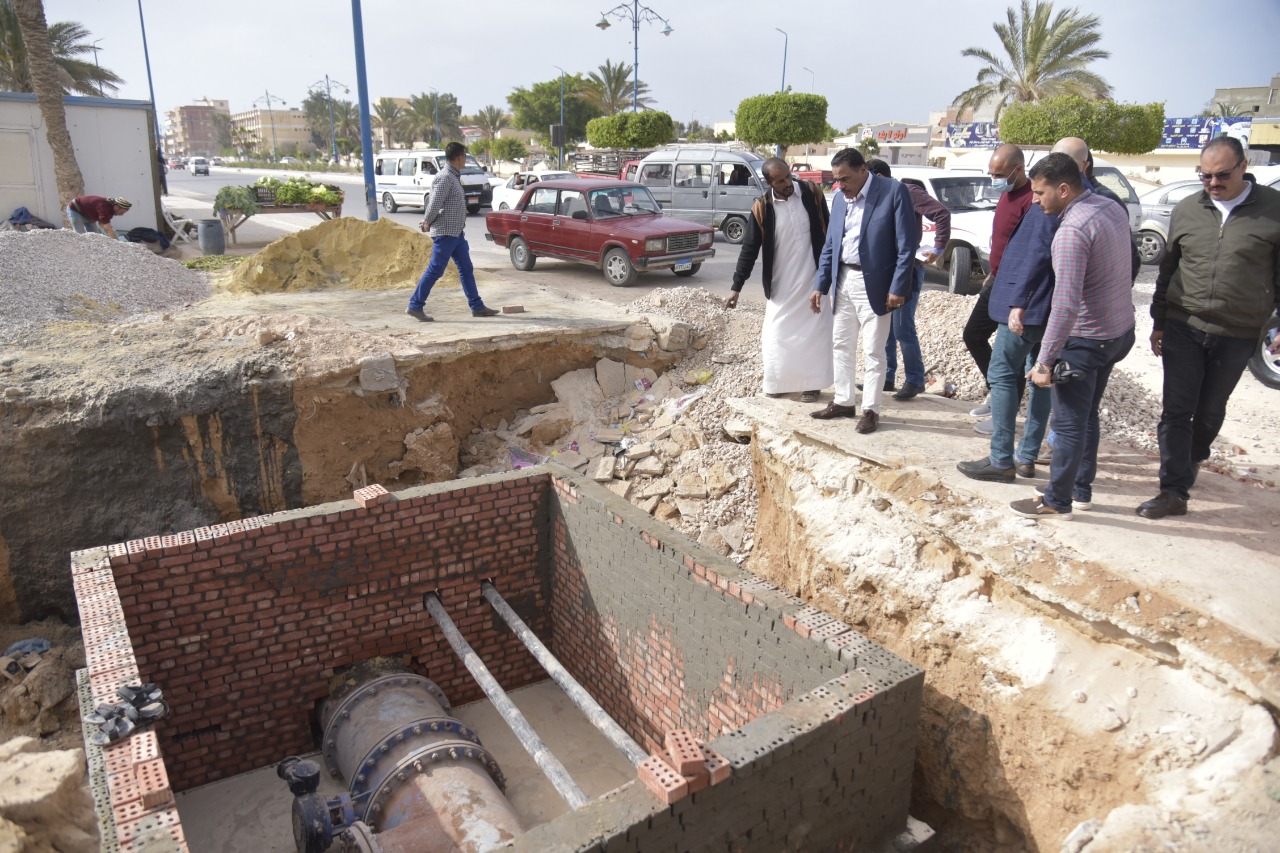 جولة ميدانية لمحافظ مطروح لمتابعة تنفيذ البنية التحتية بالشوارع 