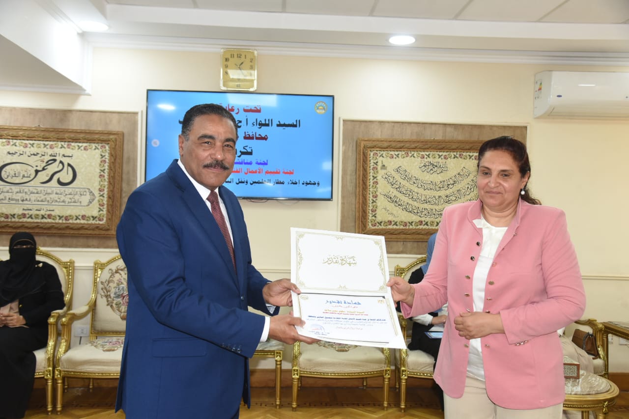 محافظ مطروح يكرم المتميزين فى القطاعات التنفيذية