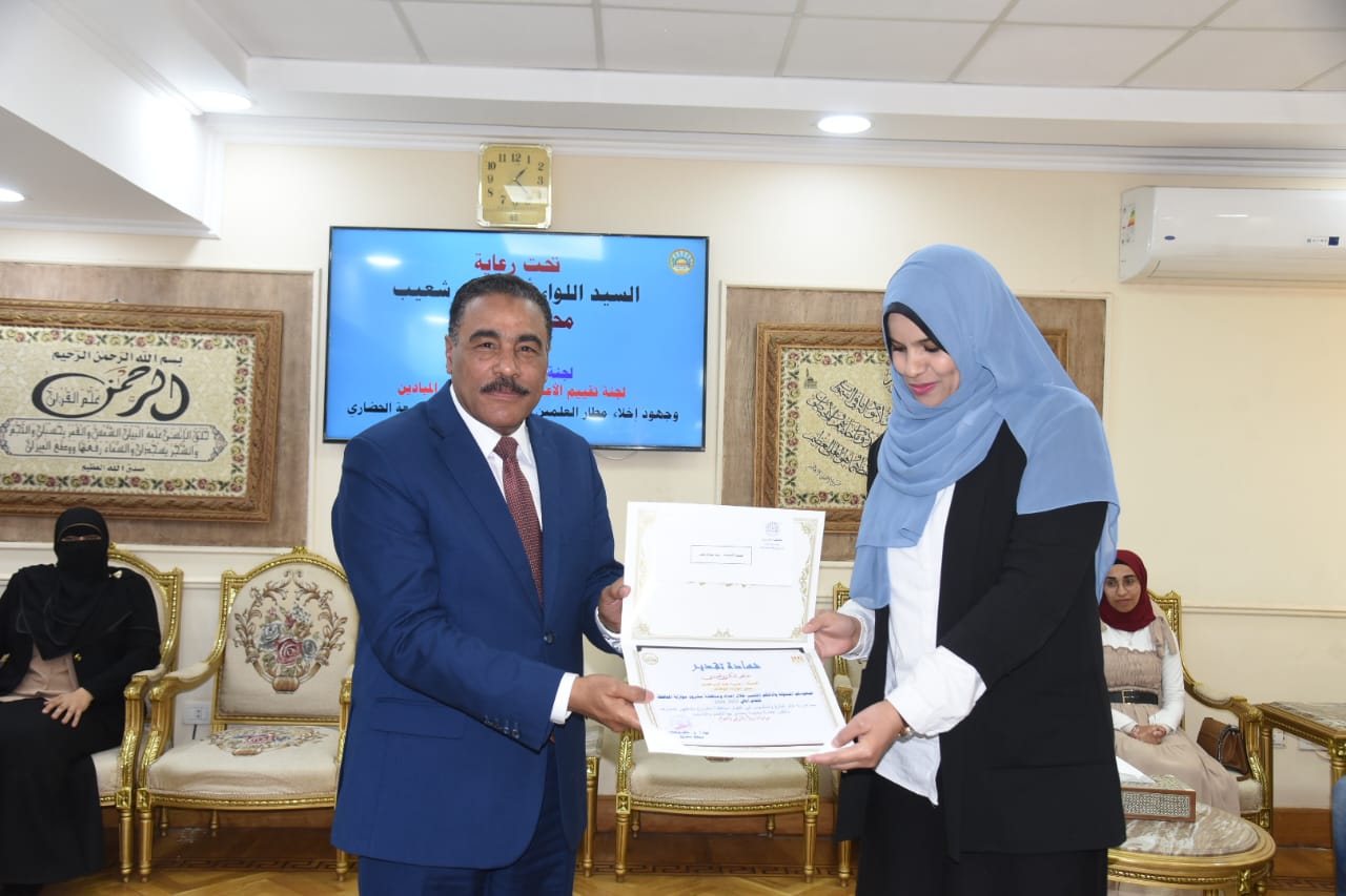محافظ مطروح يكرم المتميزين فى القطاعات التنفيذية