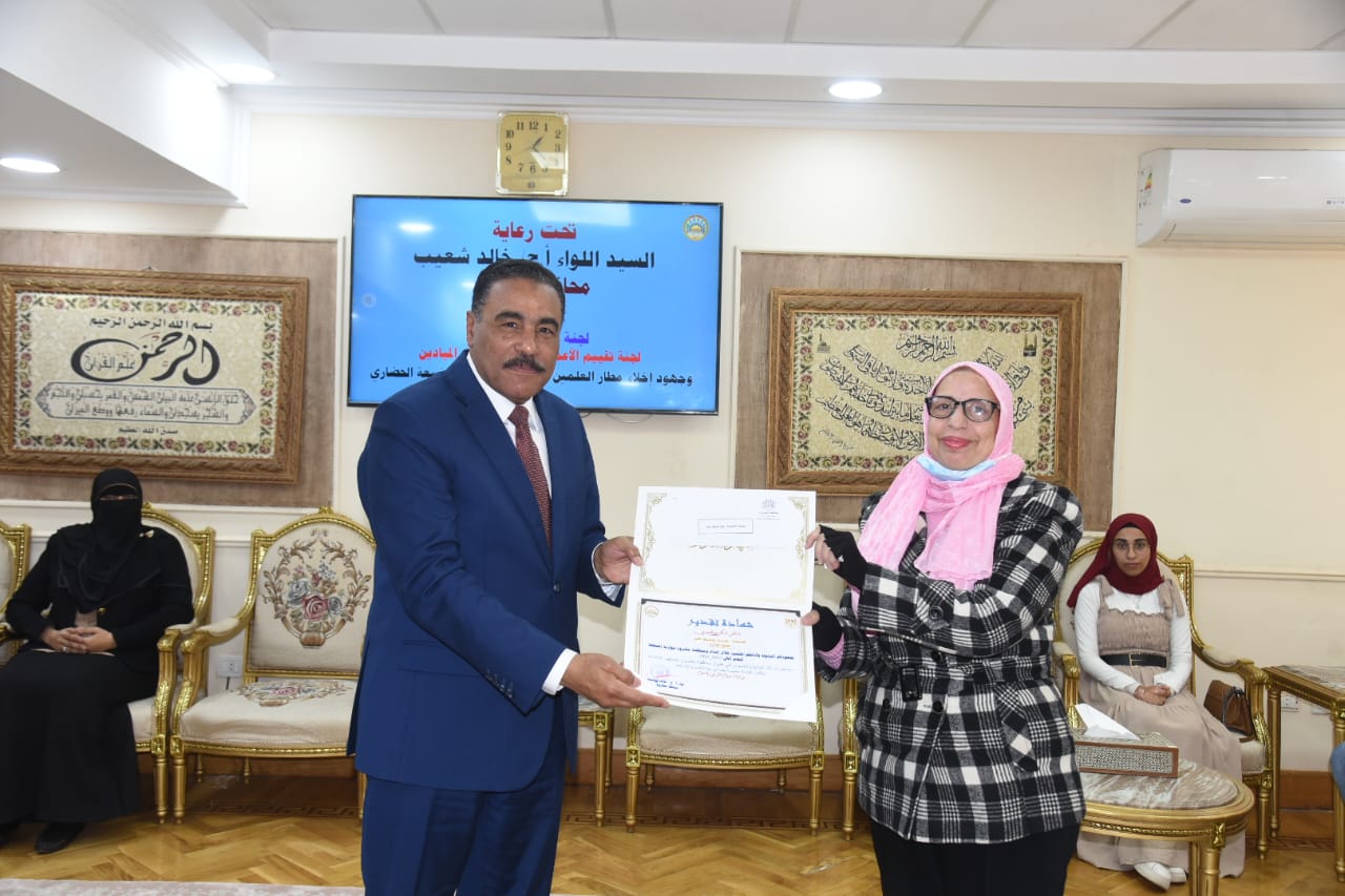محافظ مطروح يكرم المتميزين فى القطاعات التنفيذية