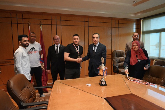 رئيس جامعة الفيوم يكرّم فريق  العاملين الفائزين بكأس دورى الاتحاد