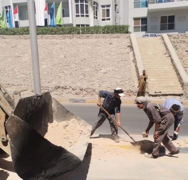 اصلاح الهبوط الأراضى وبدء أعمال ترميم الأسفلت فى الغردقة .. بالصور