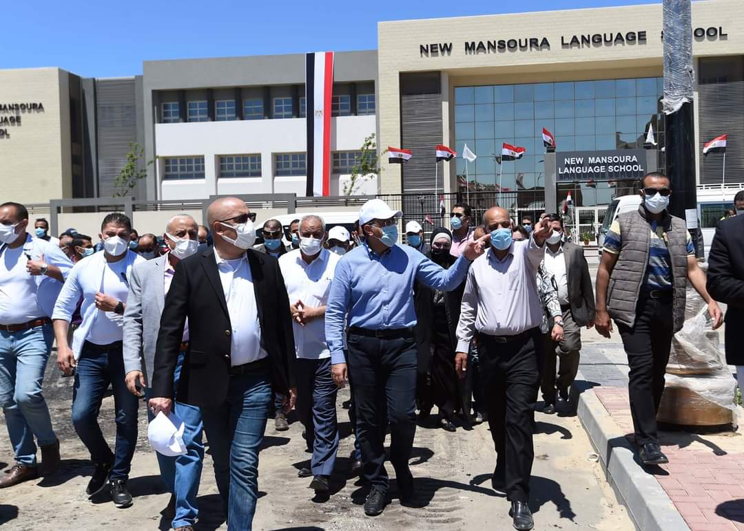 مدبولى يلتقط الصور التذكارية مع عمال مواقع مشروعات الإسكان بالمنصورة الجديدة