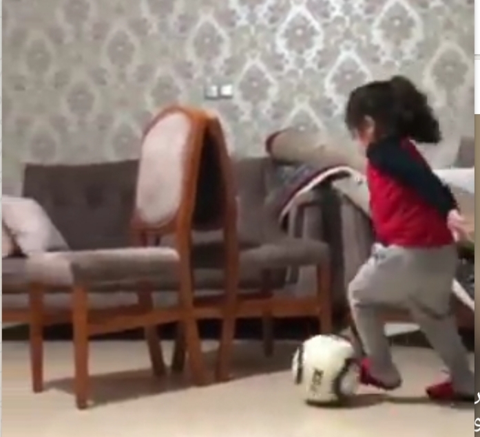 طفله تنافس ميسي في المهارات وتبهر عشاق الكره في العالم.. صو