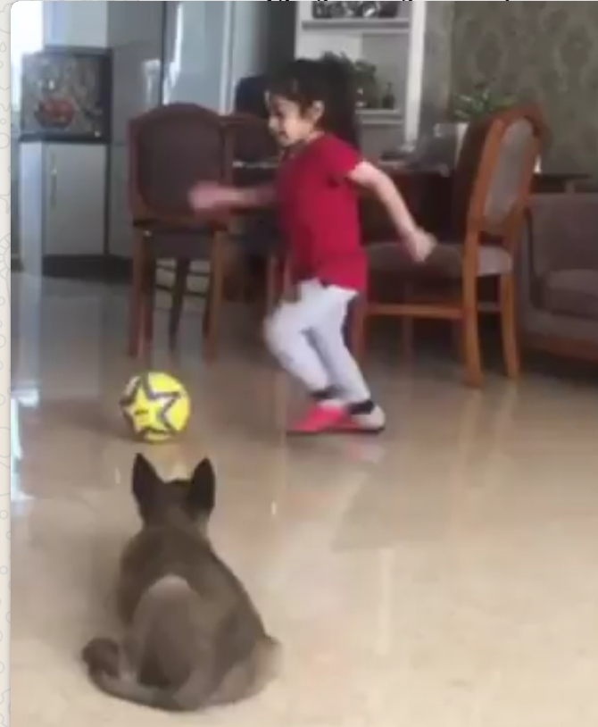 طفله تنافس ميسي في المهارات وتبهر عشاق الكره في العالم.. صو