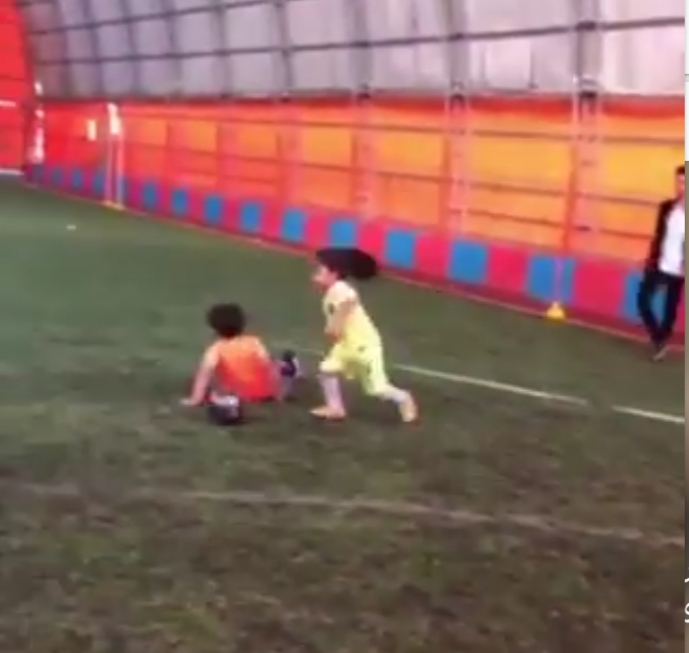 طفله تنافس ميسي في المهارات وتبهر عشاق الكره في العالم.. صو