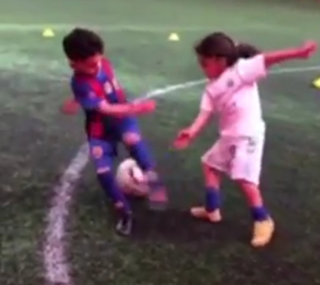 طفله تنافس ميسي في المهارات وتبهر عشاق الكره في العالم.. صو