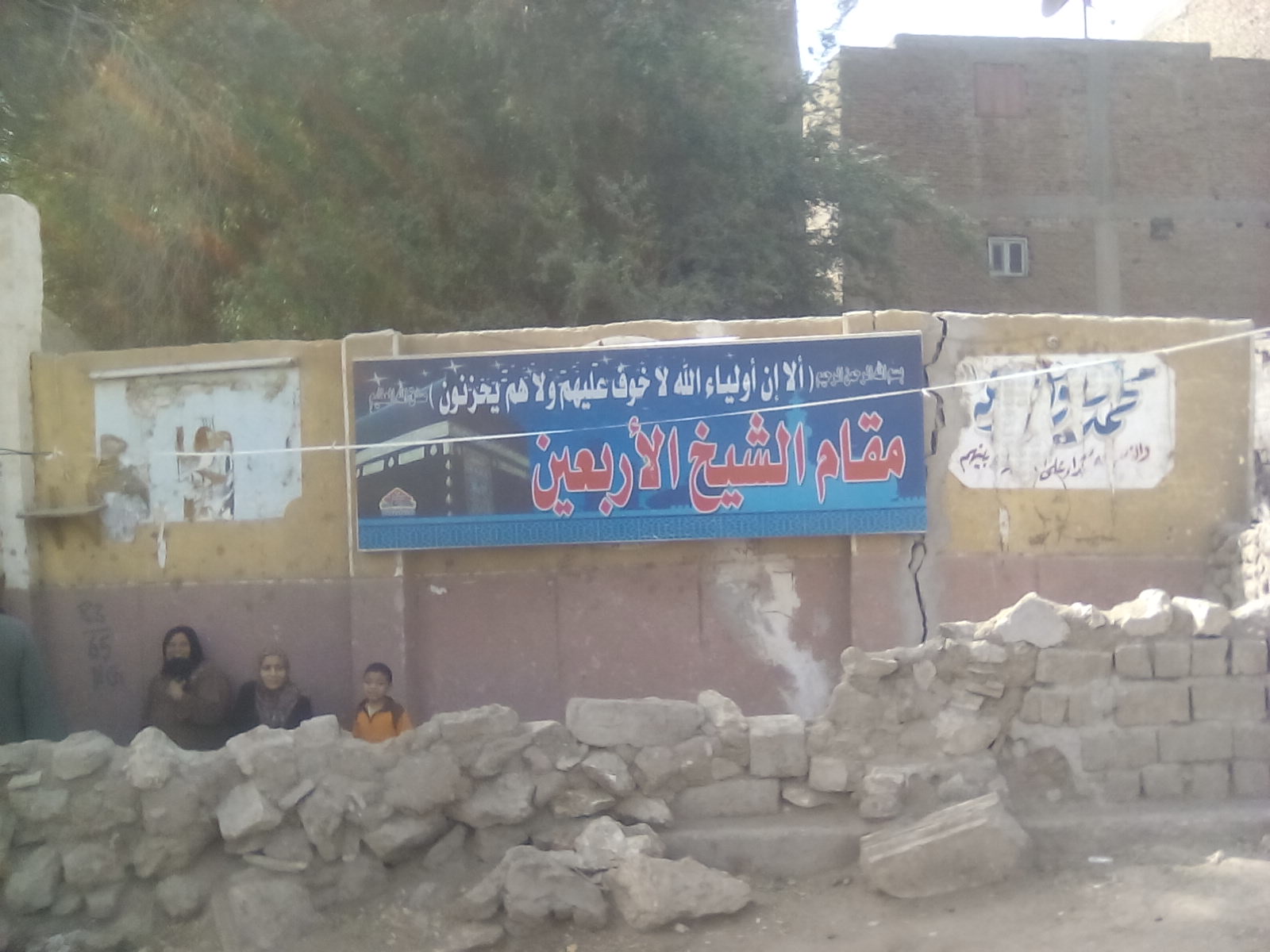 الاوقاف تحرر محضر وتأمر بطرد المتعدين والحال كما هو داخل الضريح   