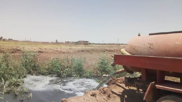 المياه السوداء تهدد حياة  أهالى قرية بلا صرف بالوادى الجديد.. بالفيديو 
