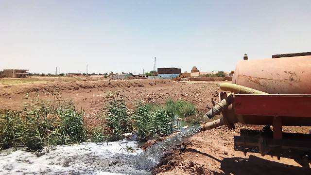 المياه السوداء تهدد حياة  أهالى قرية بلا صرف بالوادى الجديد.. بالفيديو 