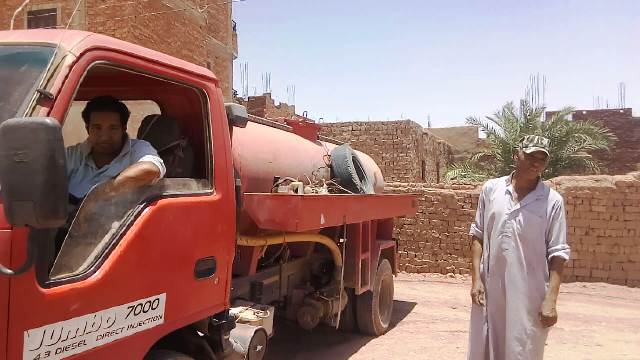المياه السوداء تهدد حياة  أهالى قرية بلا صرف بالوادى الجديد.. بالفيديو 