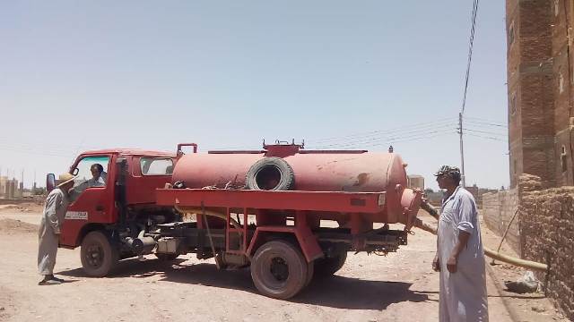 المياه السوداء تهدد حياة  أهالى قرية بلا صرف بالوادى الجديد.. بالفيديو 