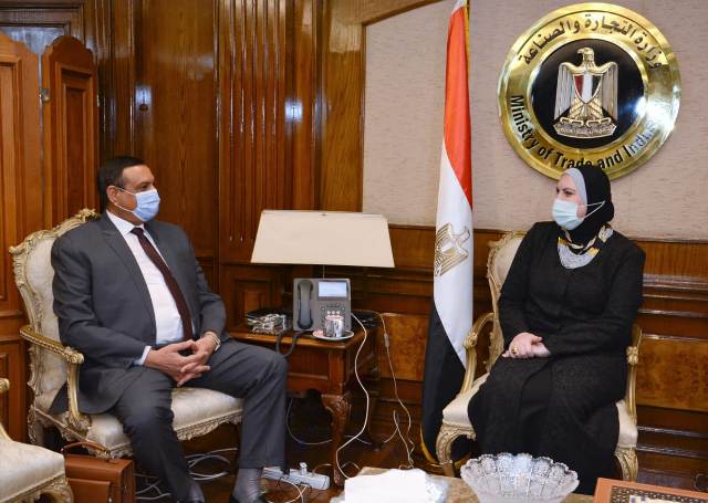 وزيرة التجارة ومحافظ البحيرة يبحثان تعزيز فرص الاستثمار بالمناطق النسيجية.صور