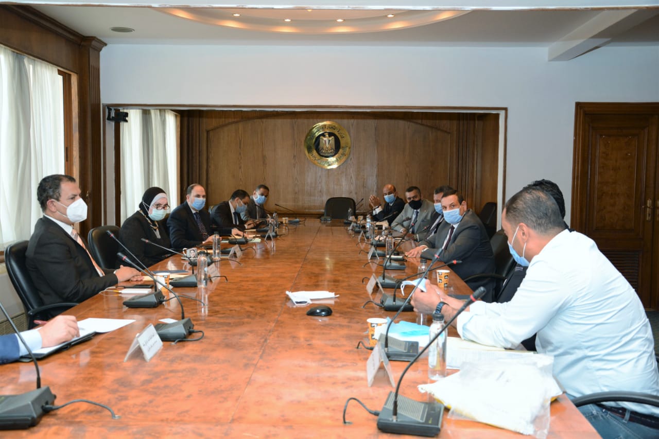 وزيرة التجارة ومحافظ البحيرة يبحثان تعزيز فرص الاستثمار بالمناطق النسيجية.صور