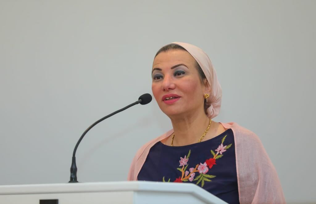 تكريم وزيرة البيئة وإعادة توطين 2000 طائرحبارى فى مصر بتعاون مع الإمارات