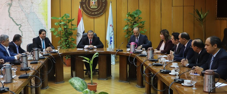 وزير القوي العاملة يلتقي بوفد من نقابة العاملين بالبترول بالاردن 