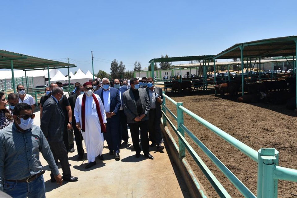 بالصور ..وزير الزراعة ومحافظ البحيرة يفتتحان مزرعة الإنتاج الحيوانى بإيتاى البارود  