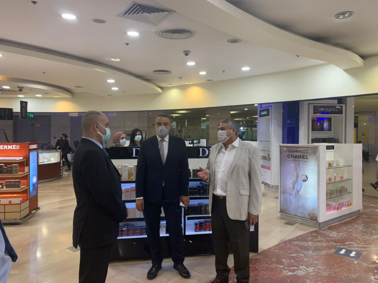 نائب وزير الطيران يتفقد مطار القاهرة لمتابعة سير العمل وحركة السفر 