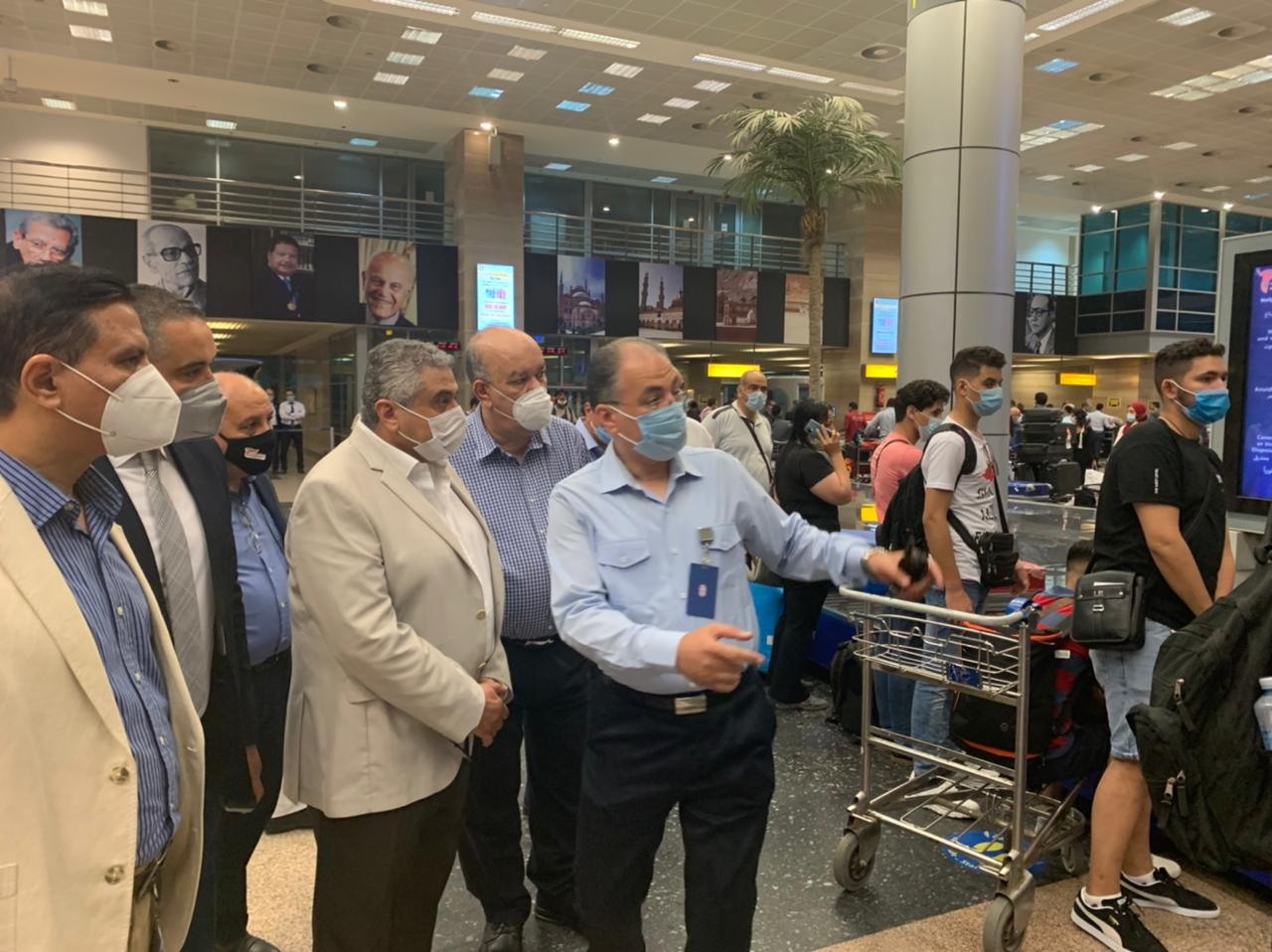 نائب وزير الطيران يتفقد مطار القاهرة لمتابعة سير العمل وحركة السفر 