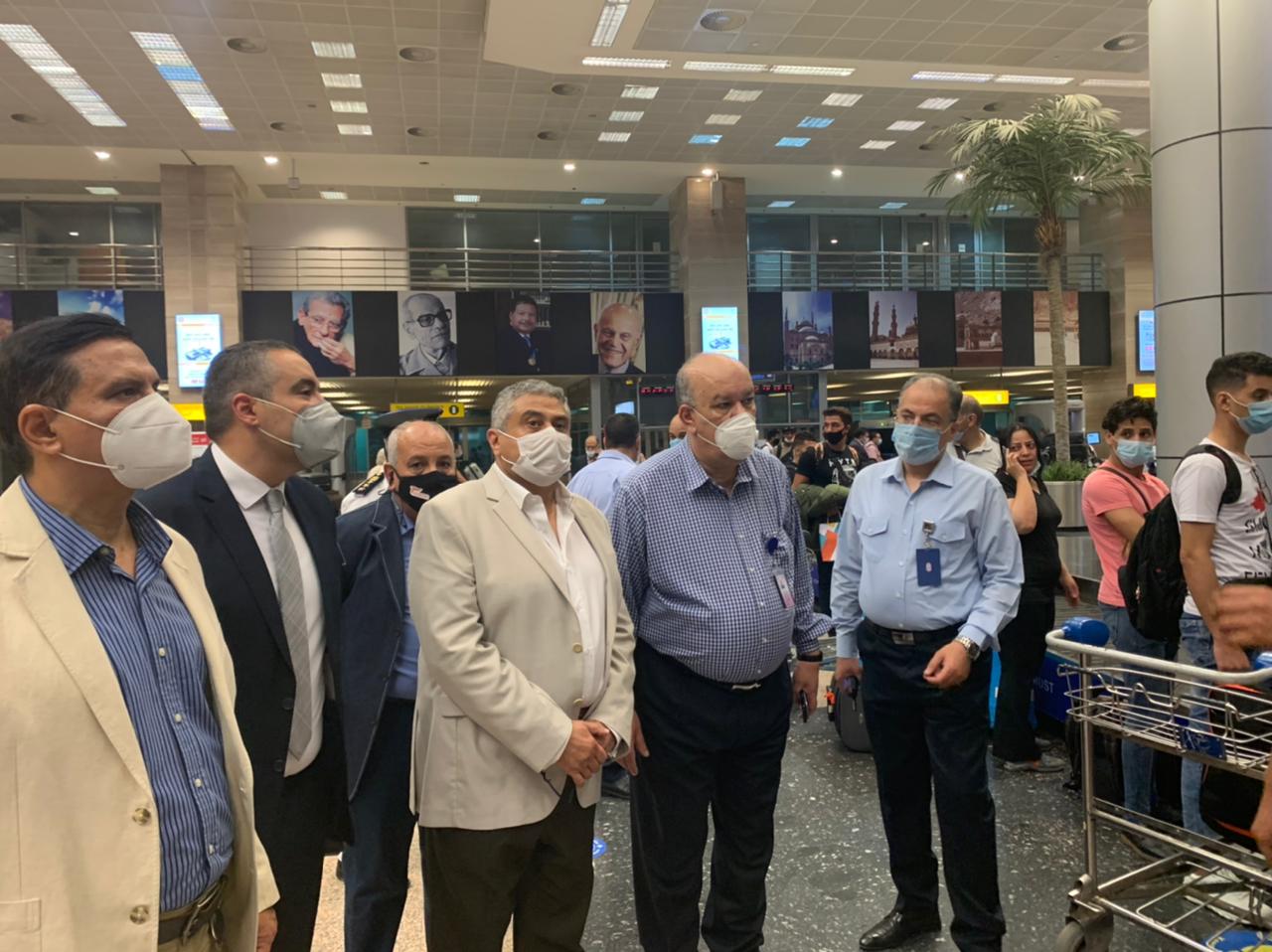 نائب وزير الطيران يتفقد مطار القاهرة لمتابعة سير العمل وحركة السفر 