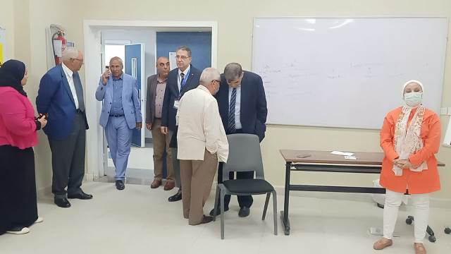 تفاصيل زيارة رئيس لجنة الصحة فى البرلمان لـ