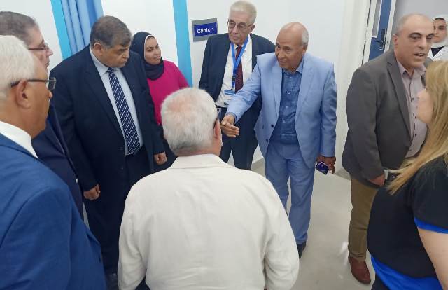 تفاصيل زيارة رئيس لجنة الصحة فى البرلمان لـ
