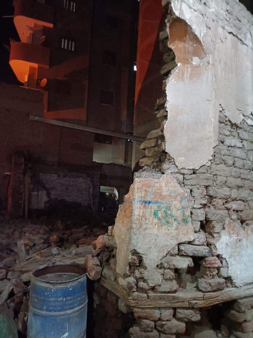 مصرع وإصابة 3 بسبب انهيار سور لقطعه أرض في كفرالجزار ببنها.. صور